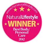Apbalvojuma nozīmīte, kas apliecina uzvarētāja titulu kategorijā „Labākais ķermeņa un personīgās higiēnas līdzeklis” konkursā „Natural Lifestyle 2012”.