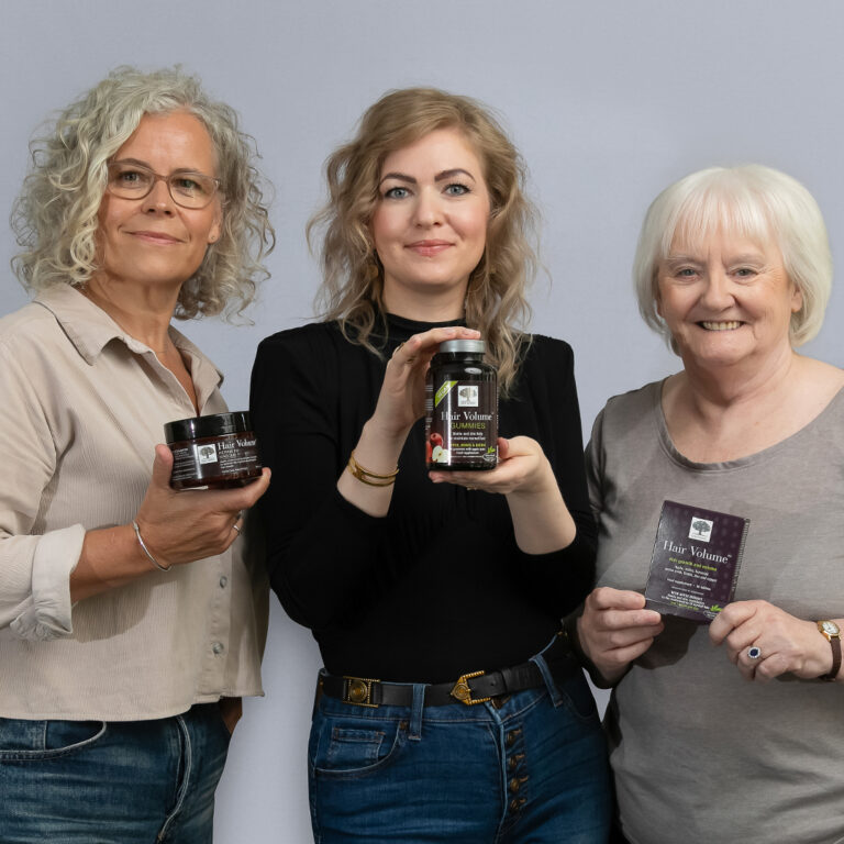 Sievietes, kas piedalās pārskata komisijā, rokās tur dažādus „Hair Volume“ produktus.
