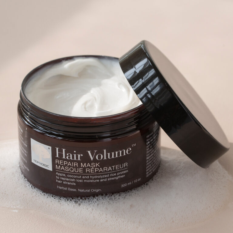 „Hair Volume™“ atjaunojošās maskas tuvplāns, kurā redzama tās bagātīgā tekstūra.