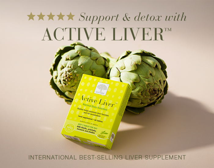 „Active Liver™” attēlots kopā ar svaigiem artišokiem un parakstu: Atbalstiet aknu darbību un attīriet organismu ar „Active Liver” – starptautisko bestselleru aknu uztura bagātinātāju.