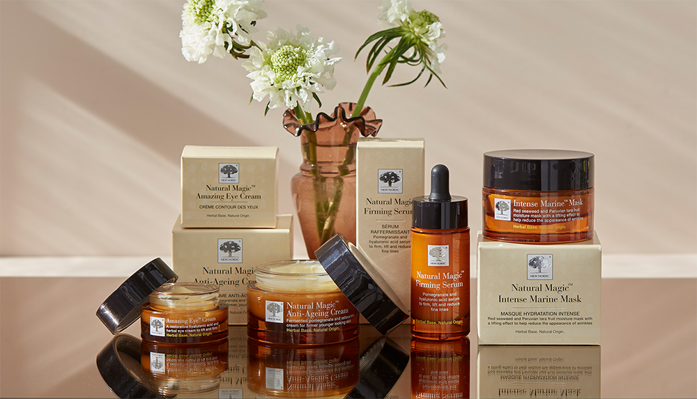 mūsu „Natural Magic” krēmkrāsas un baltu ziedu kompozīcija