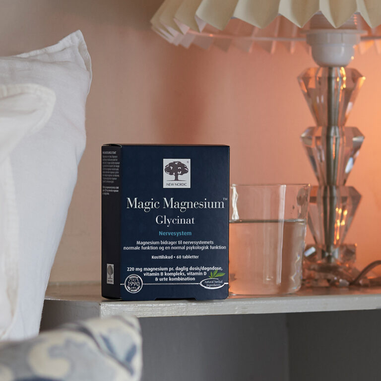 Magic Magnesium Glycinate iepakojums uz naktsgaldiņa blakus gultai un lampai