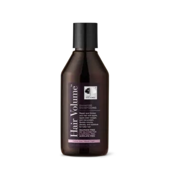 Šampūns „New Nordic Hair Volume™“ ar ābolu ekstraktu un hidrolizētiem rīsu proteīniem palīdz saglabāt matu apjomu un spīdumu.