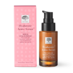 „New Nordic Hyaluronic Active™“ serums mitrina, nomierina un nostiprina ādu, piešķirot tai jaunāku izskatu, pateicoties hialuronskābei, smiltsērkšķiem un skvalēnam.