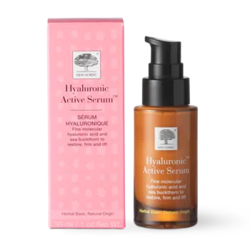 „New Nordic Hyaluronic Active™“ serums mitrina, nomierina un nostiprina ādu, piešķirot tai jaunāku izskatu, pateicoties hialuronskābei, smiltsērkšķiem un skvalēnam.
