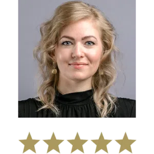 Hair Volume™ Gummies 12 Smaidoša sieviete, zem kuras attēlotas piecas zvaigznes.