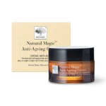„New Nordic Natural Magic™“ pretnovecošanās krēms samazina grumbu veidošanos, vienlaikus mitrinot, nostiprinot, izlīdzinot un izgaismojot ādu ar granātābolu, astaksantīnu un saulespuķu eļļu.
