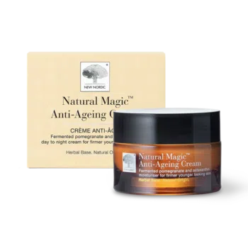 „New Nordic Natural Magic™“ pretnovecošanās krēms samazina grumbu veidošanos, vienlaikus mitrinot, nostiprinot, izlīdzinot un izgaismojot ādu ar granātābolu, astaksantīnu un saulespuķu eļļu.