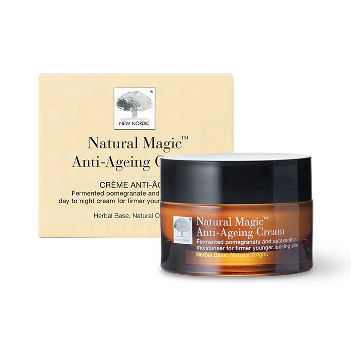 Natural Magic: Kā es uzveicu taukainu ādu un smalkās krunciņas 5 „New Nordic Natural Magic™“ pretnovecošanās krēms samazina grumbu veidošanos, vienlaikus mitrinot, nostiprinot, izlīdzinot un izgaismojot ādu ar granātābolu, astaksantīnu un saulespuķu eļļu.