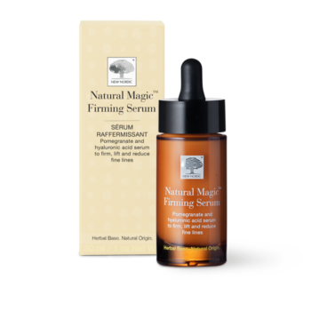 „New Nordic Natural Magic™“ nostiprinošais serums nostiprina ādu, paceļ to un samazina smalkās grumbiņas, pateicoties granātābolam, hialuronskābei un smiltsērkšķim.