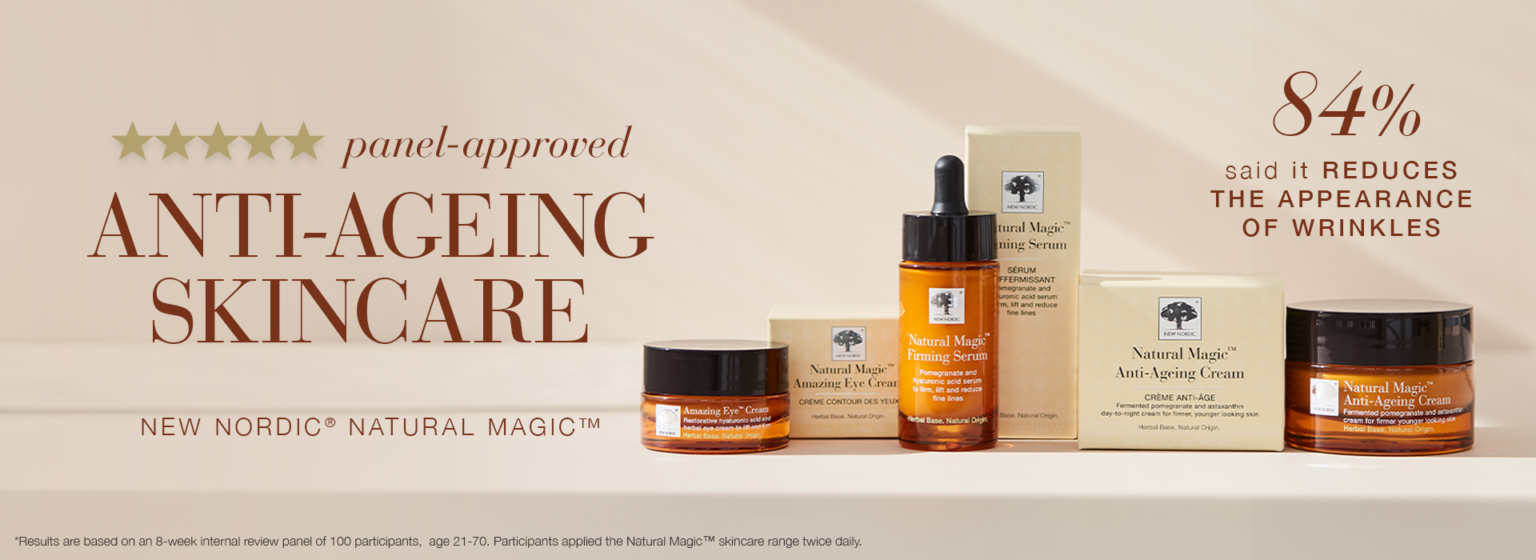 Reklāmkarogs ar „Natural Magic™“ pretnovecošanās produktiem un uzrakstu: „Panel apstiprināta pretnovecošanās ādas kopšanas līnija“.
