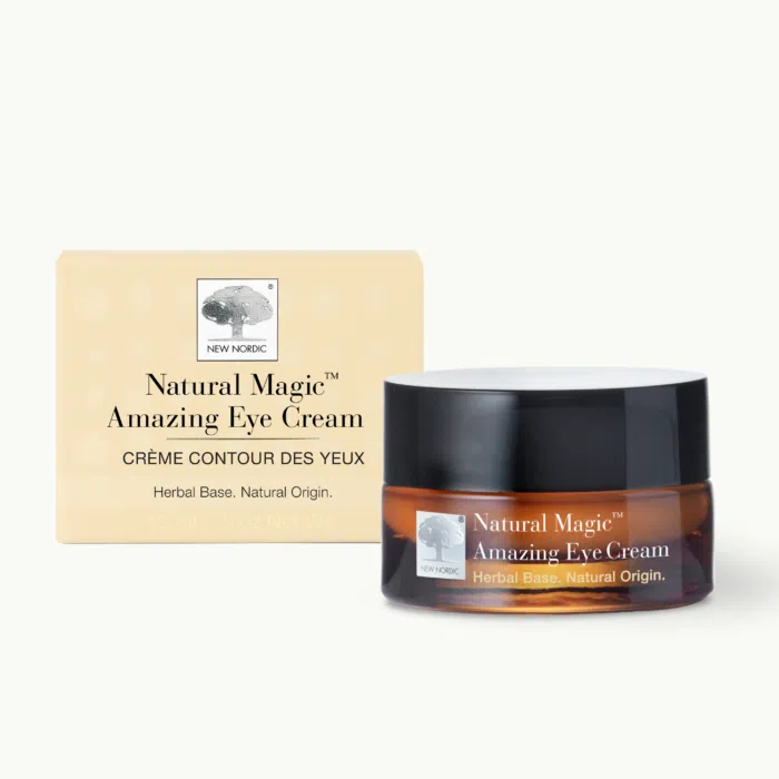 w_NaturalMagicAmazingEyeCream_Front_INT_Tile1 „Natural Magic™ Amazing Eye Cream“ iepakojuma priekšpuse.
