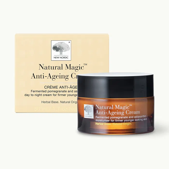 w_NaturalMagicAntiAgeingCream_Front_INT_Tile1 „Natural Magic™“ pretnovecošanās krēma iepakojuma priekšpuse.