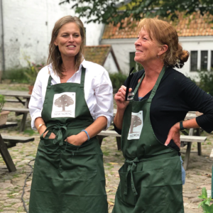 Herbal Schools 28 „New Nordic“ rīko pasākumu par ārstniecības augiem, kurā dalībnieki iepazīstas ar dažādiem augiem un izpēta to izmantošanas veidus.