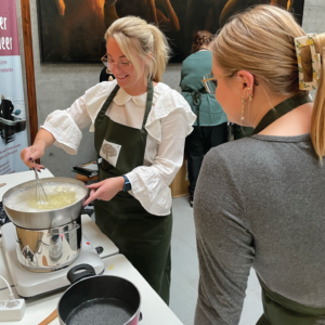 Herbal Schools 30 Sieviete, kas eksperimentē ar ārstniecības augiem kādā augu zinātnes skolas pasākumā.