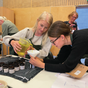 Herbal Schools 34 Divas sievietes, kas zāļu skolas pasākumā eksperimentē ar zālēm, iepazīst augus un darbojas ar tiem.
