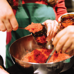 Herbal Schools 27 Cilvēki, kas eksperimentē ar augu izcelsmes produktiem