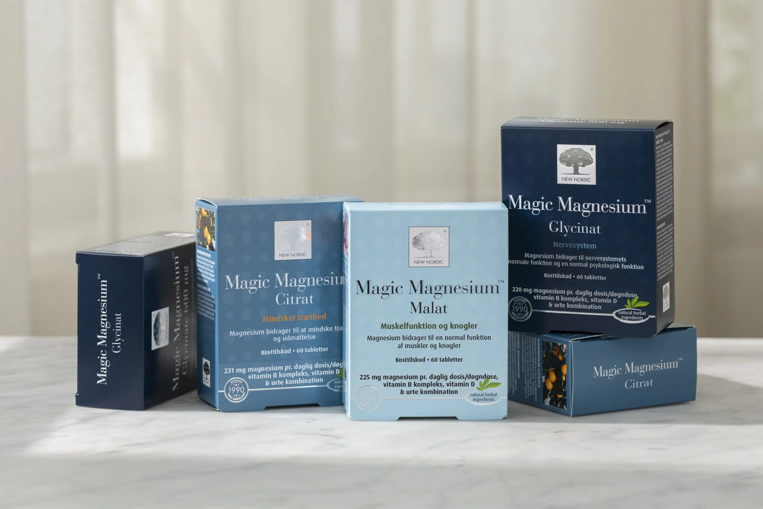 Magic Magnesium produktu klāsts zilos toņos uz gaiša fona