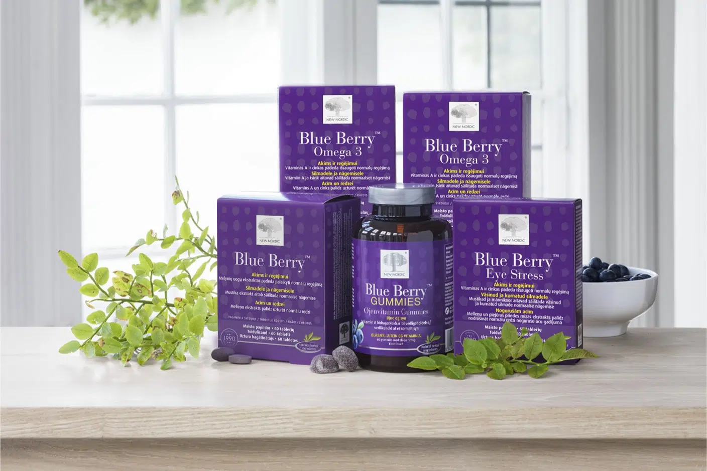 Blue Berry produktu klāsts violetos iepakojumos uz gaiša fona
