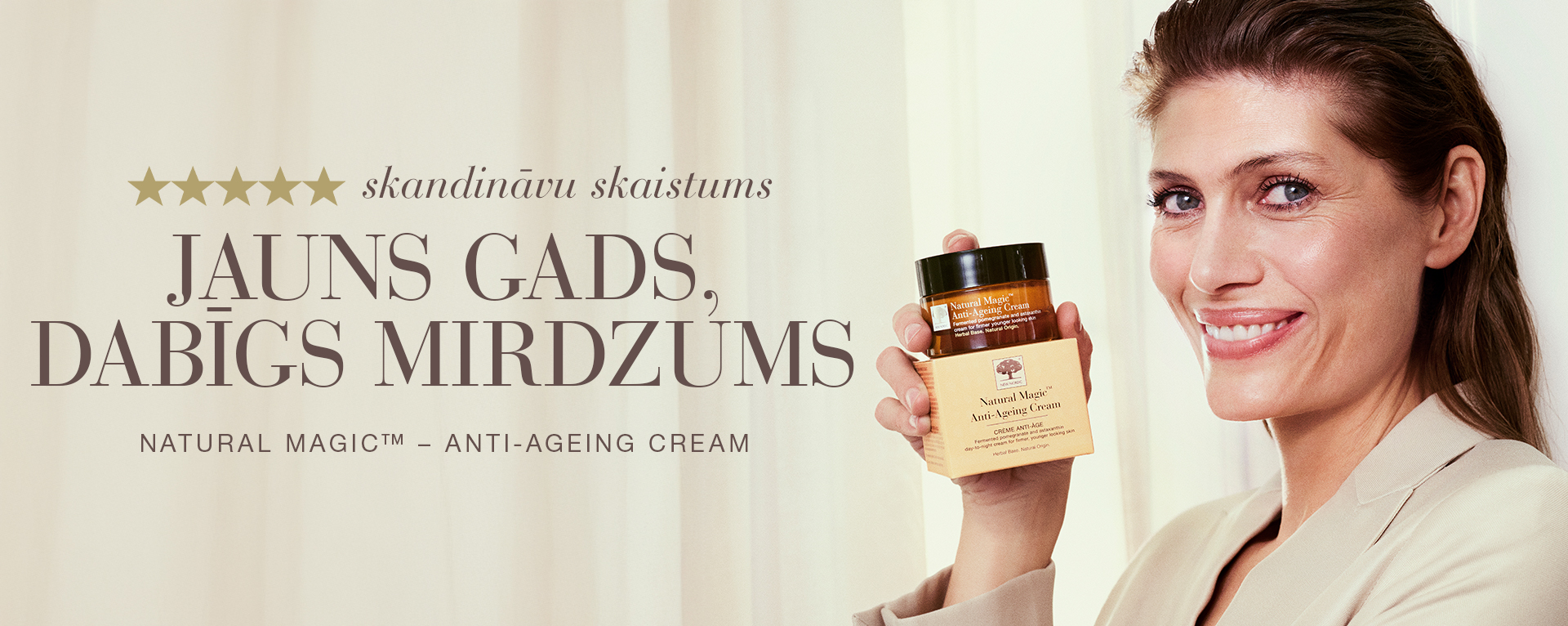 Natural Magic produkts ar uzrakstu par dabisku mirdzumu visa gada garumā